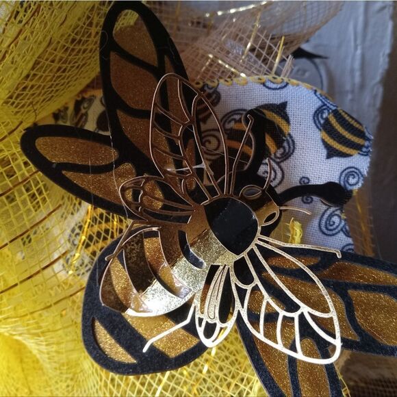 26" Craft Mesh WREATH with custom precision cut 16 gauge Metal BEE Decor center. - Picture 7 of 10